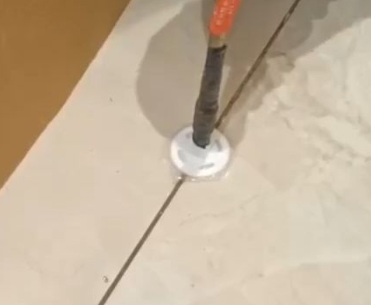 陵城瓷砖空鼓维修公司专业解答瓷砖在铺贴过程中，如果没有涂抹均匀到位的粘结材料（如水泥砂浆或瓷砖胶），可能会导致以下问题